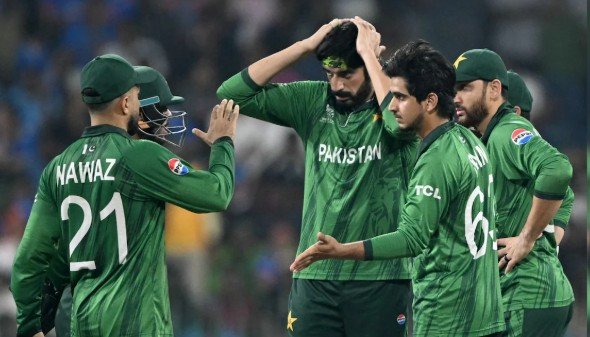 ഇന്ത്യ-പാകിസ്ഥാൻ ടി20 ലോകകപ്പ് 2026 മത്സരത്തിൽ വിക്കറ്റ് നേട്ടം ആഘോഷിക്കുന്ന ഇന്ത്യൻ ടീം.