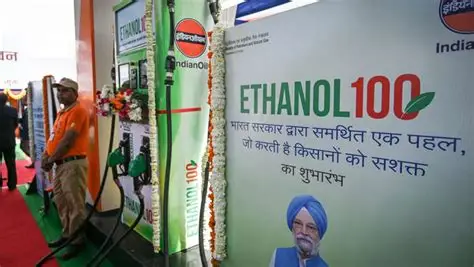 കേന്ദ്രമന്ത്രി നിതിൻ ഗഡ്കരി ഇന്ത്യയിലെ ആദ്യത്തെ ഫ്ളെക്സ് ഫ്യൂവൽ കാർ അവതരിപ്പിക്കുന്നു.