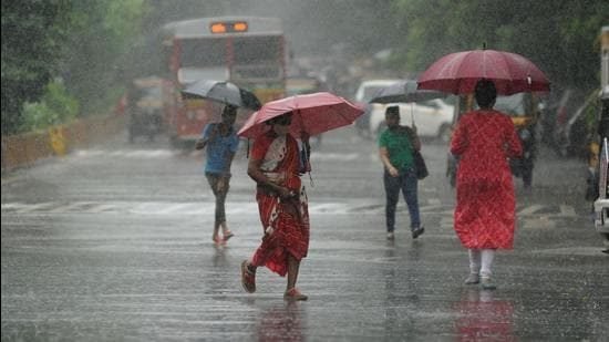 കേരളത്തിലെ കനത്ത മഴയും യെല്ലോ അലർട്ട് പ്രഖ്യാപിച്ച ജില്ലകളുടെ ഭൂപടവും.