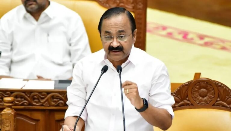 മുഖ്യമന്ത്രി വി ഡി സതീശൻ നിയമസഭയിൽ കേരള ബജറ്റ് അവതരിപ്പിക്കുന്നു.