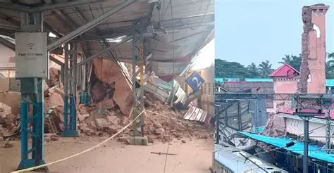 കോഴിക്കോട് റെയിൽവേ സ്റ്റേഷനിൽ ക്ലോക്ക് ടവർ തകർന്നുകിടക്കുന്നു.
