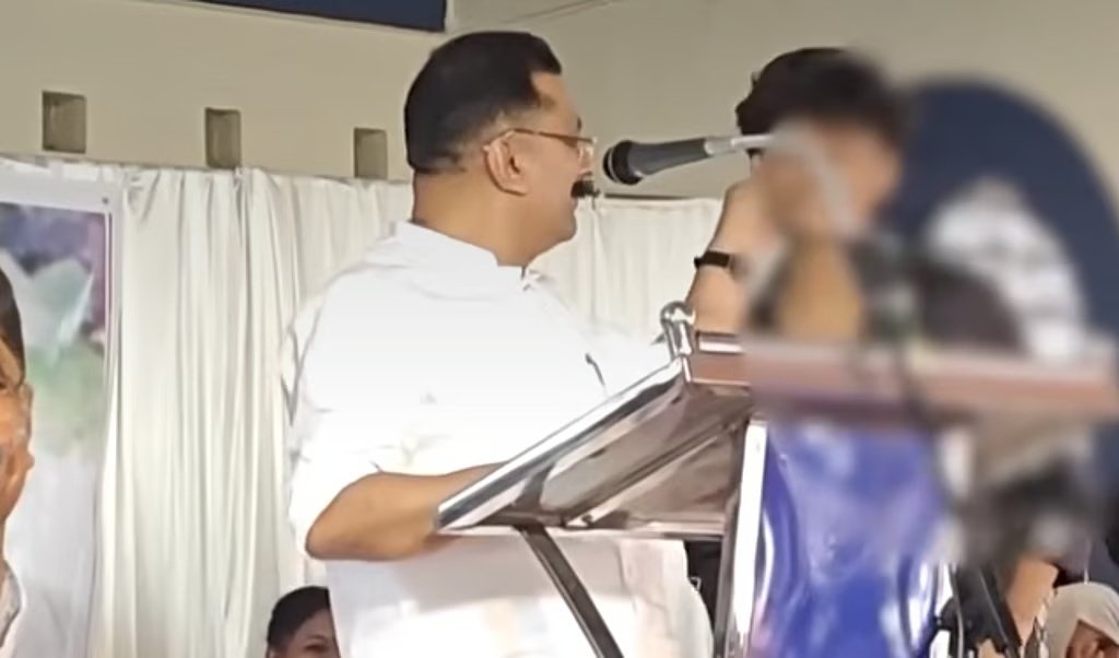 കെടി ജലീൽ മണ്ണാർക്കാട് വിജയോത്സവ വേദിയിൽ
