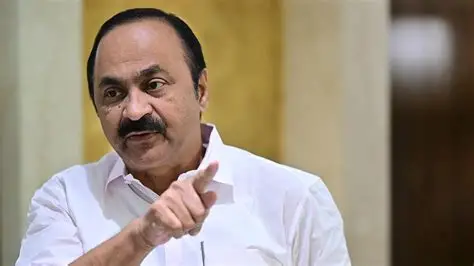 മുഖ്യമന്ത്രി വി ഡി സതീശൻ ഔദ്യോഗിക വാഹനത്തിന് സമീപം കേരള പോലീസ് ഉദ്യോഗസ്ഥരുമായി സംസാരിക്കുന്നു