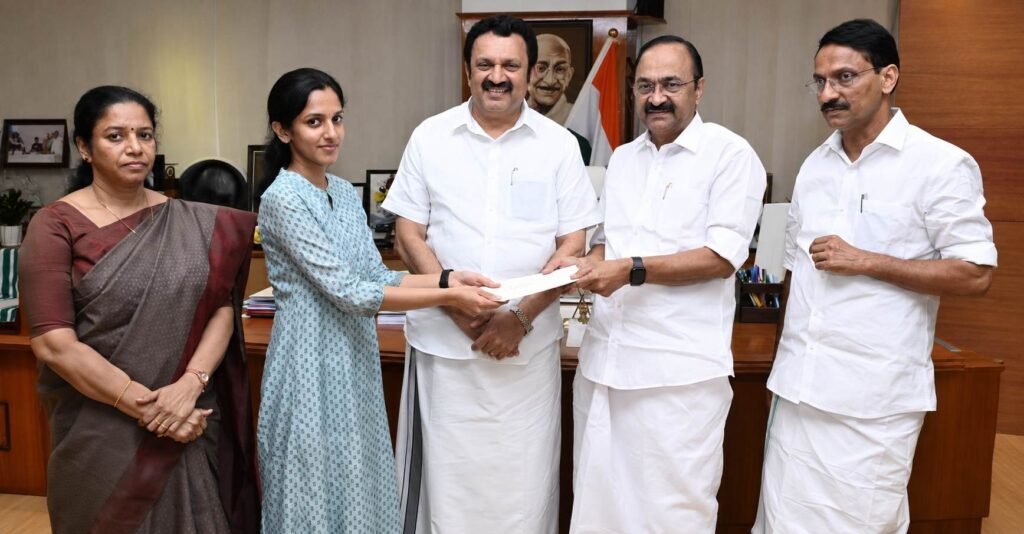 മുഖ്യമന്ത്രി വി.ഡി. സതീശൻ നിരഞ്ജന നായർക്ക് നിയമന ഉത്തരവ് കൈമാറുന്നു