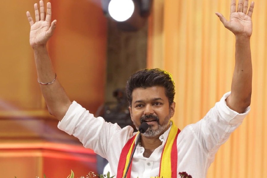 Vijay announcing free gas cylinder and free bus travel scheme in Tamil Nadu